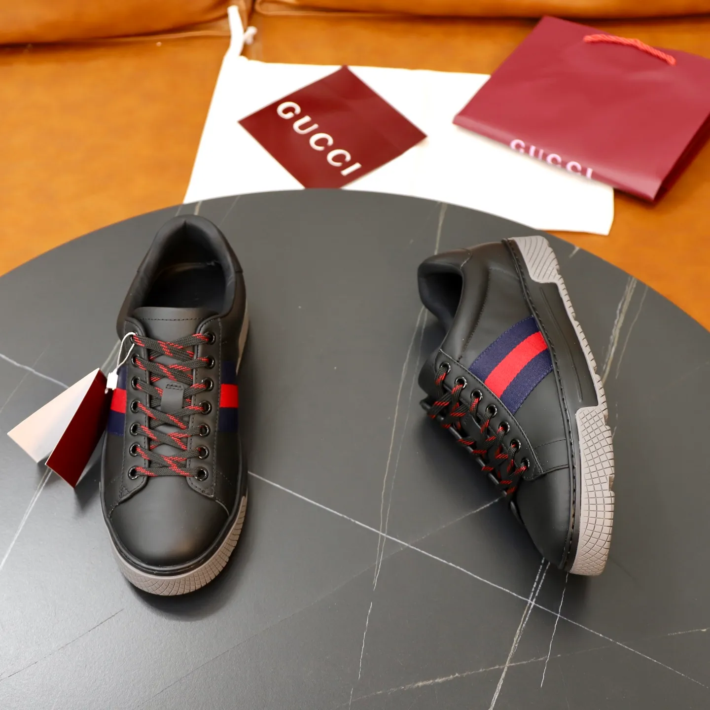 Ex-factory price: 600💰🙅‍♂️🙅‍♂️🙅‍♂️ Brand: Gucci GUCCi Standard code: Men's size 38/44 (45, 46 can be customized) Grade: Same as the official website Material: Original cowhide surface Comfortable hybrid thickened sheepskin lining Original wear-resistant soft outsole Style category: Casual sports version White shoes Dad shoes Young fashion European and American trends British style Color: actual picture color